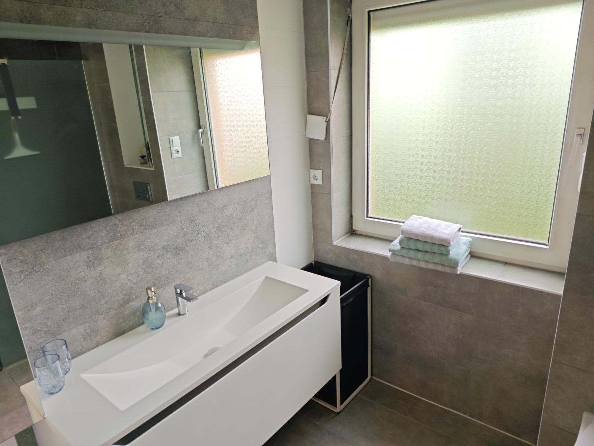 Fh-Naehe: Modernes Apt Mit Balkon Hof  Exterior photo